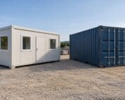 Caseta modular con ventanas junto a un contenedor marítimo de puertas cerradas en una explanada